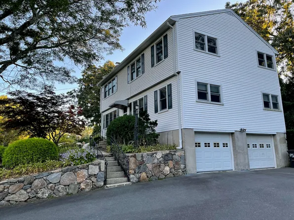 28 Krakow St, Derby, CT 06418