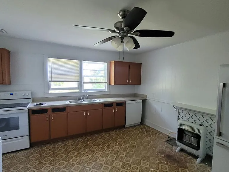 2105 College St — Photo 17