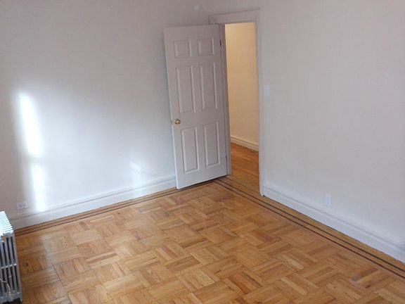 4th image of 309 E 209th St