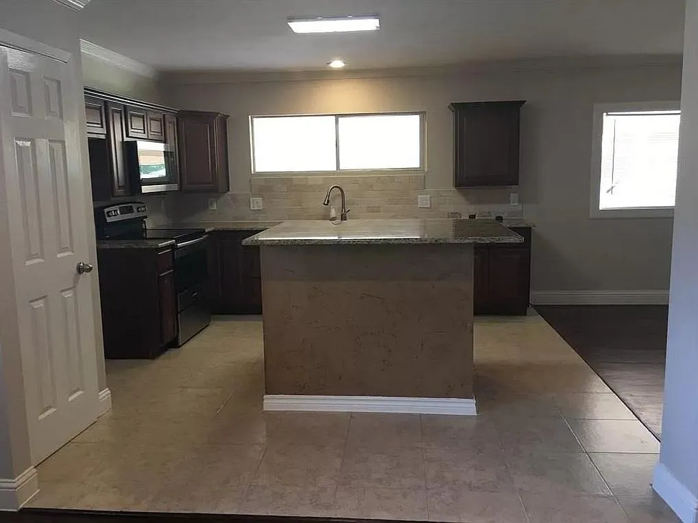 1914 Colony Dr — Photo 4
