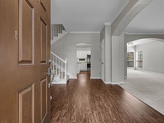 5th image of 128 Clarendon Cir