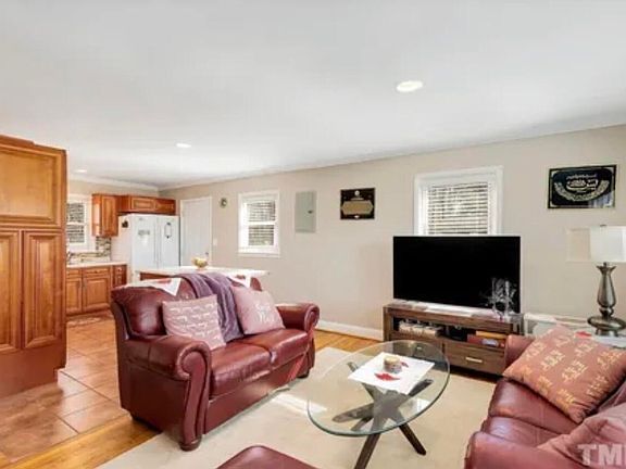 3rd image of 810 Milton Rd