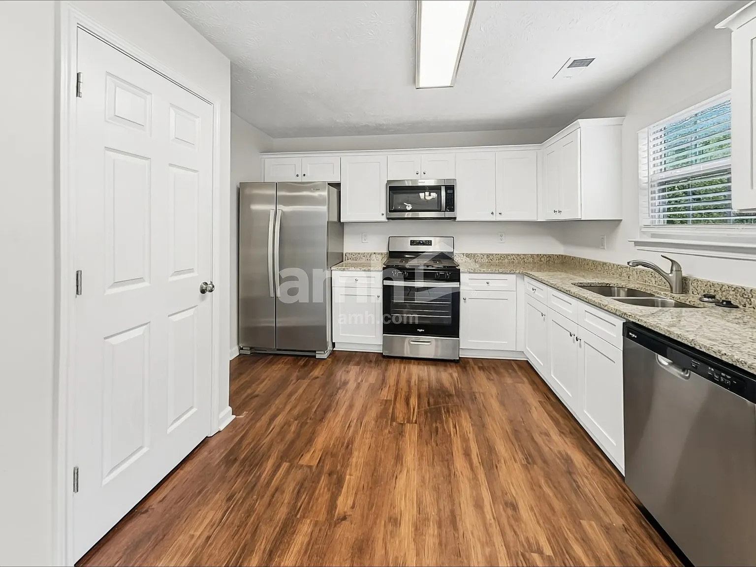 3 bed, 2.5 bath, 1816 sqft, $2,205 — Photo 3