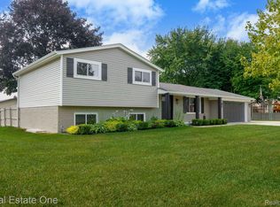9545 Crown Ridge Dr, White Lake, MI