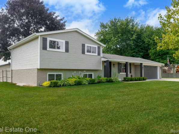 9545 Crown Ridge Dr, White Lake, MI 48386