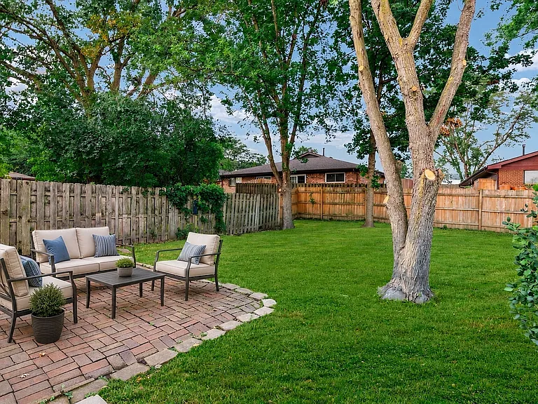 110 Beverly Ct — Photo 4