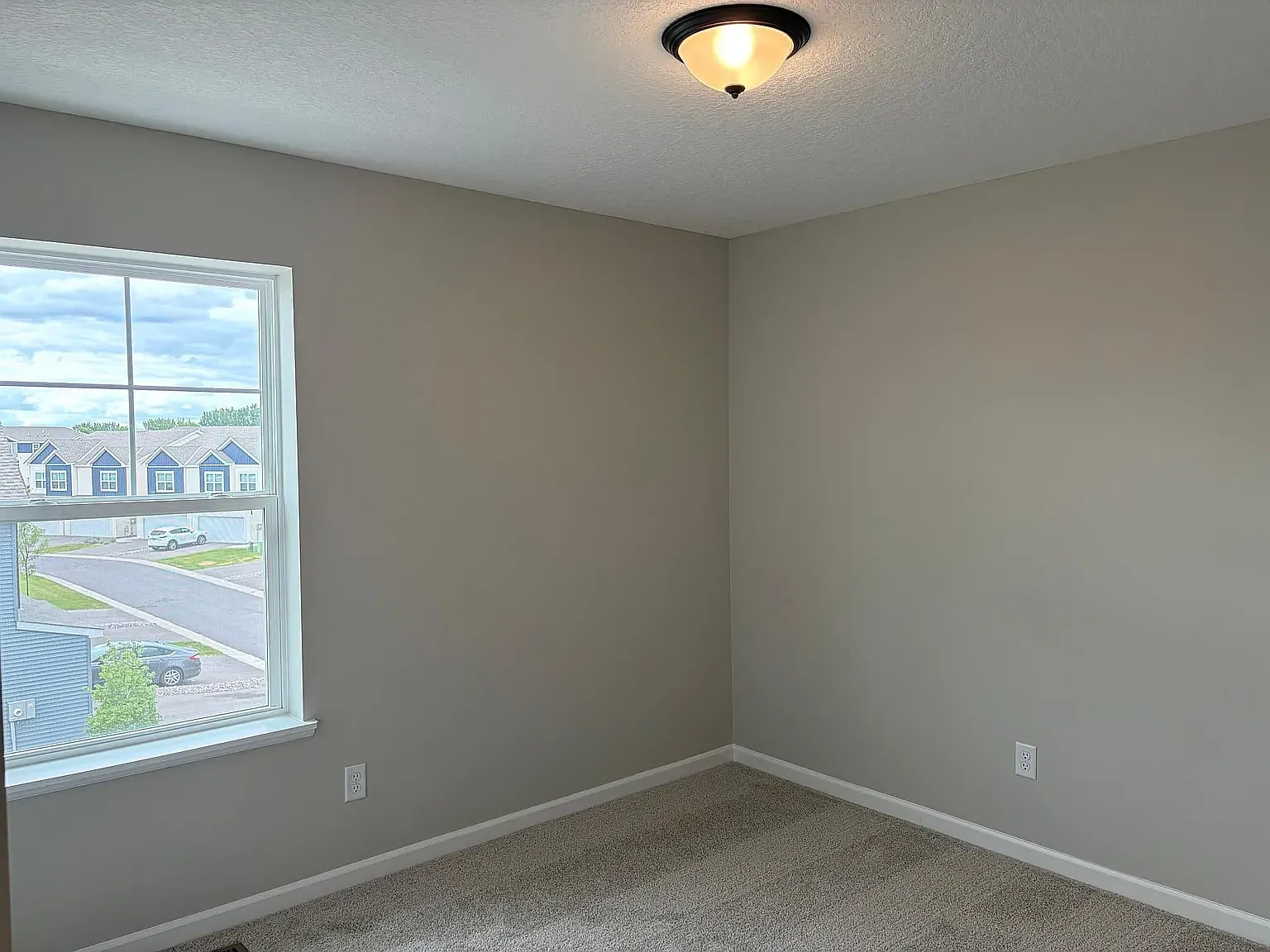 3 bed, 2091 sqft, $2,790 — Photo 2