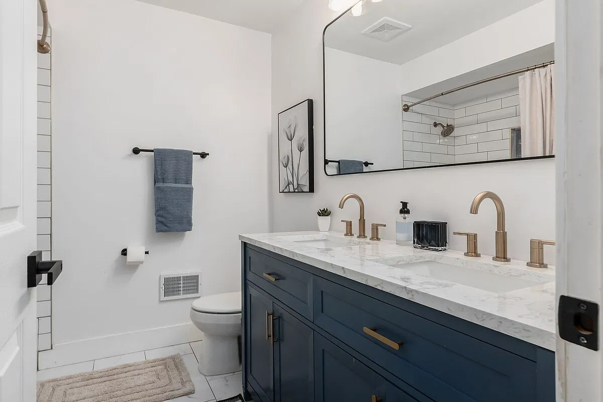 4 bed, 2.5 bath, 2029 sqft, $6,200 — Photo 2