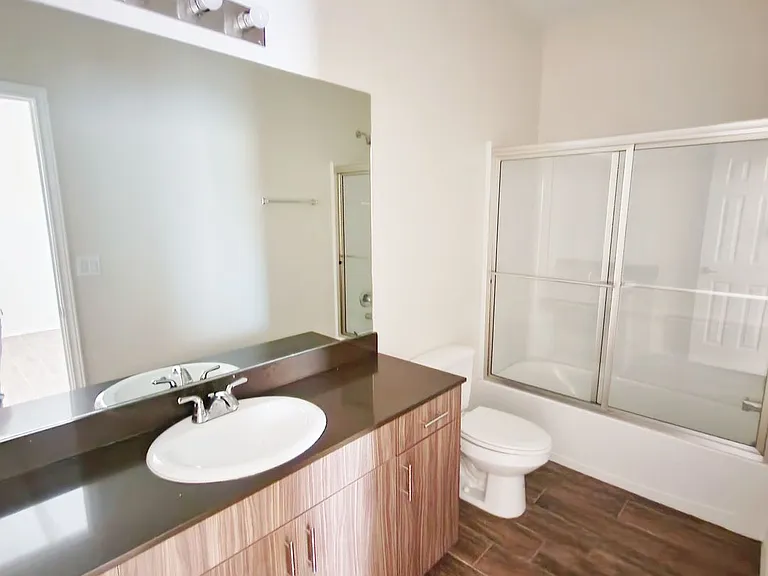 1601 Cortlandt St — Photo 11