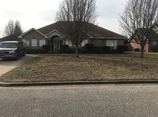 40 Silver Pointe Dr, Elmore, AL 36025
