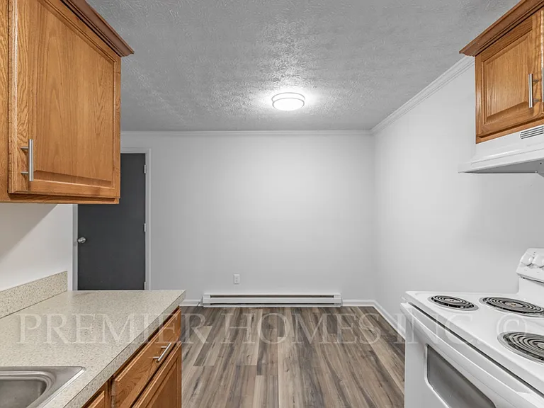 821 Constitution Ave — Photo 9