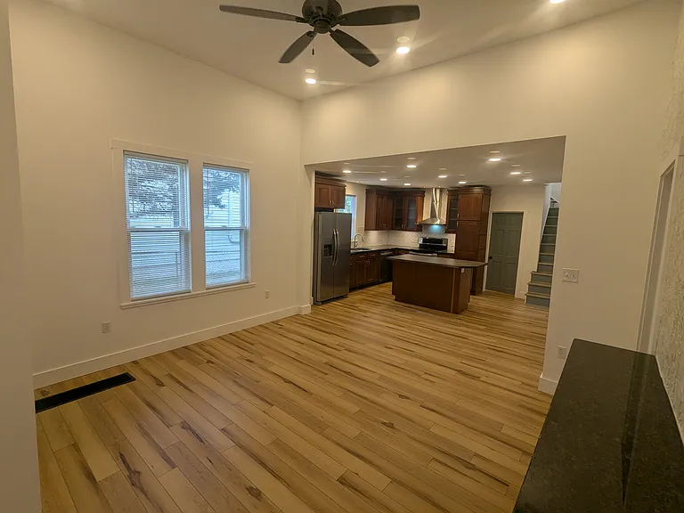 625 7th Ave — Photo 8