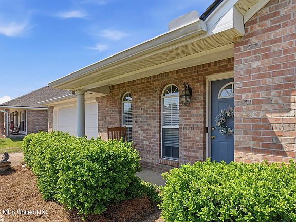 2nd image of 204 White Oak Pl