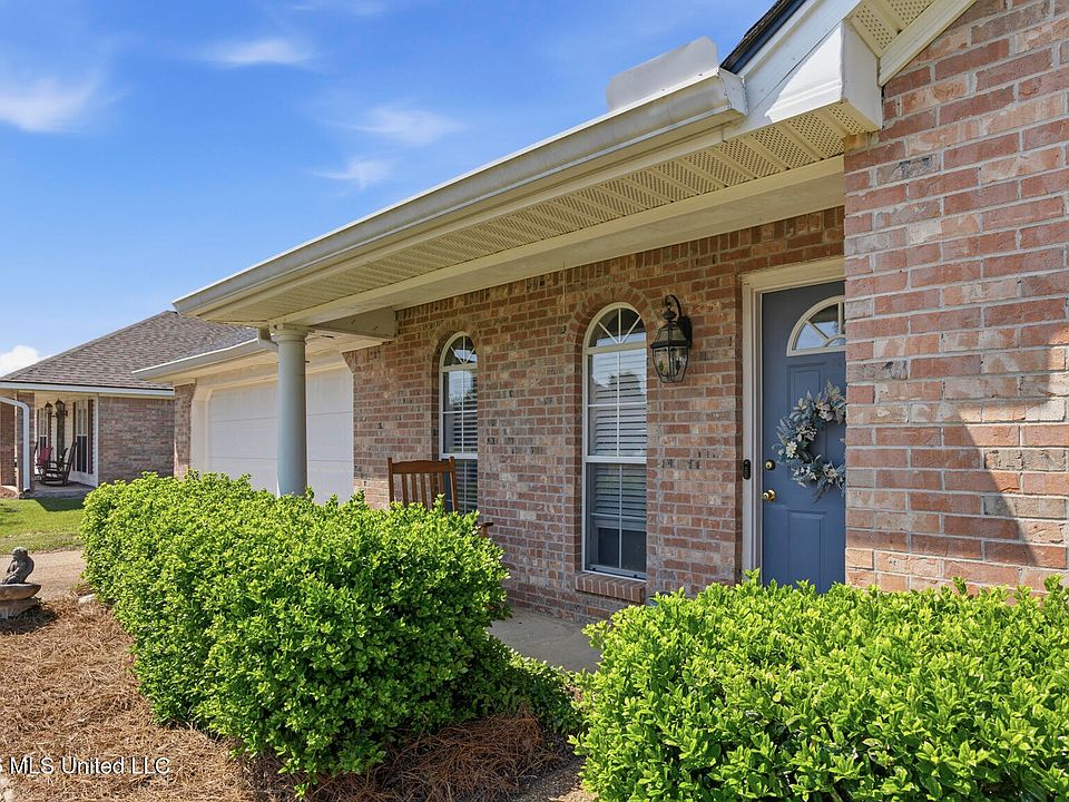 1st image of 204 White Oak Pl