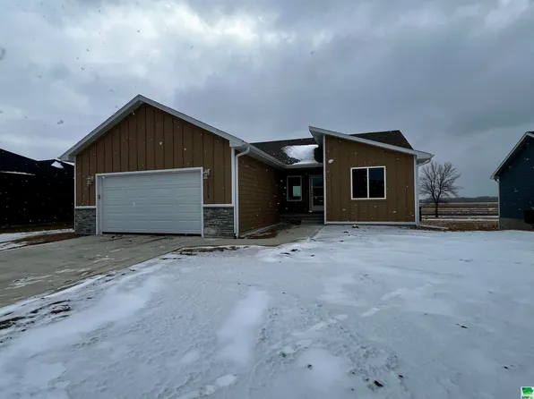 1308 Country Club Dr, Elk Point, SD 57025