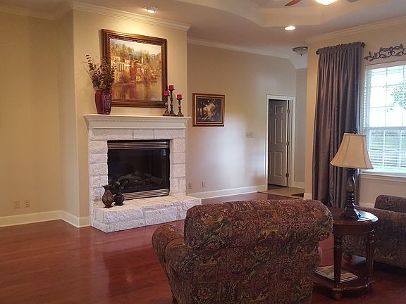2nd image of 611 Persimmon Ct