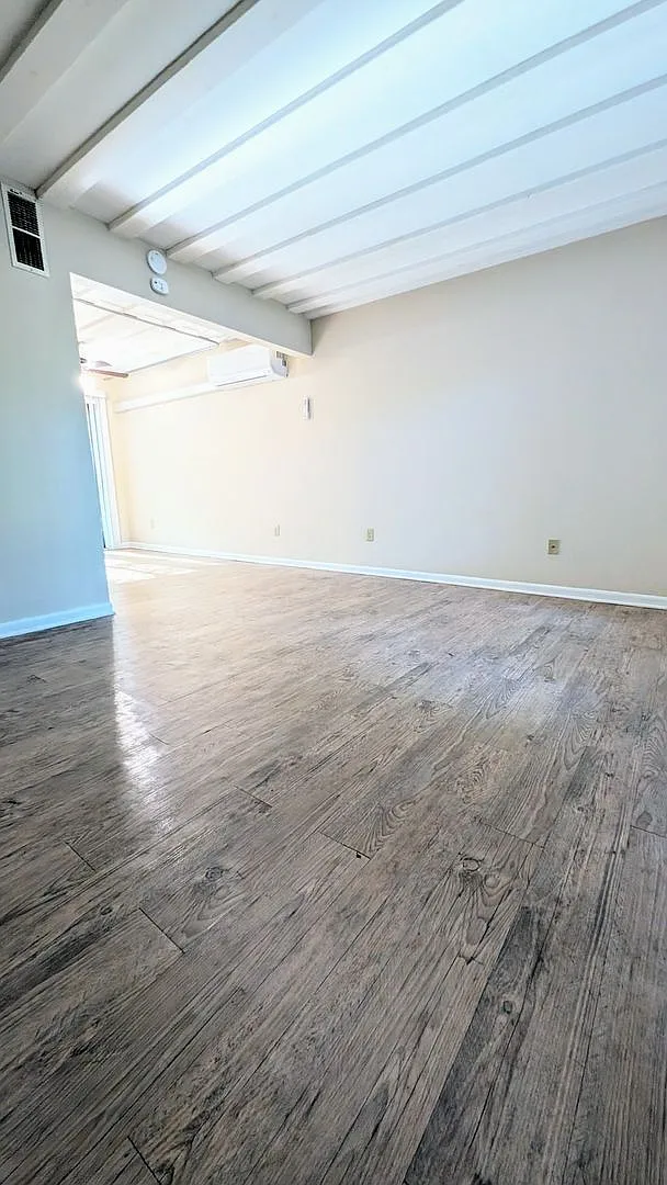 2 bed, 1.0 bath, 873 sqft, $1,295 — Photo 2
