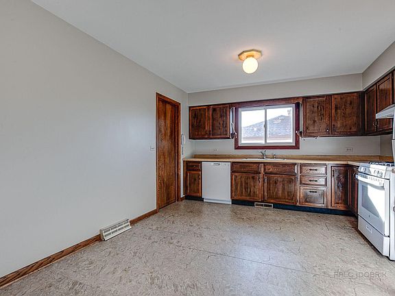 5th image of 2708 Western Ave