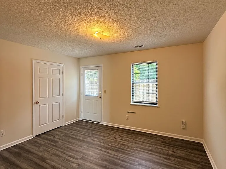 Ivy Court Apartments — Photo 12