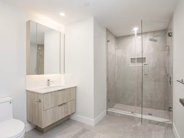 423 6th St #211 — Photo 16
