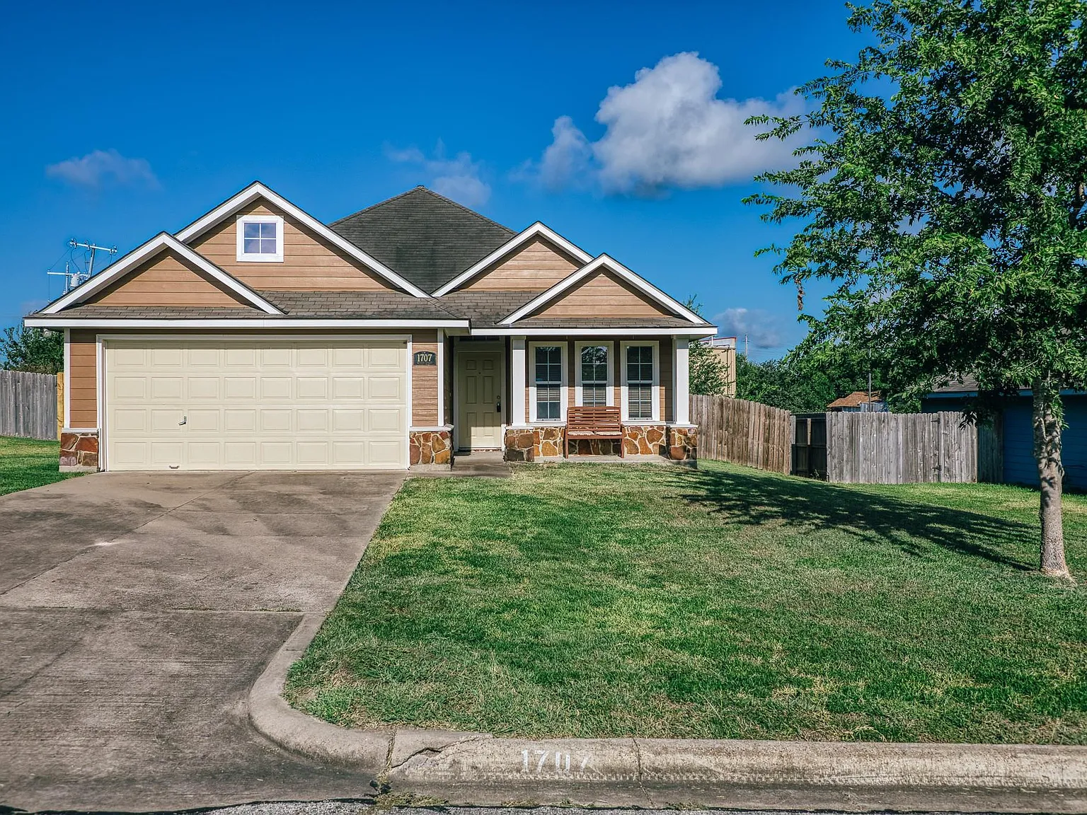 3 bed, 2.0 bath, 1403 sqft, $1,750 — Photo 3
