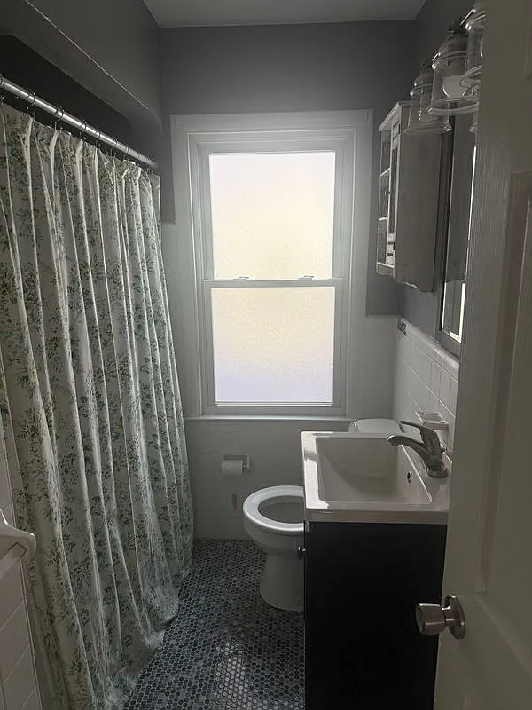 3 bed, 1.0 bath, 1088 sqft, $2,100 — Photo 3