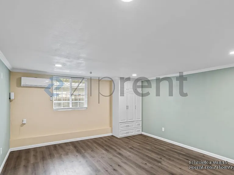1935 Kinross Way #C — Photo 11