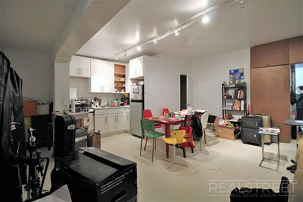 Rented by Real Street Inc | media 12