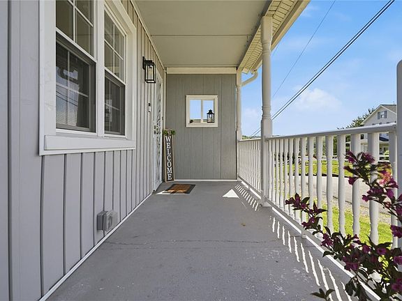 3rd image of 8 Eggers Ave
