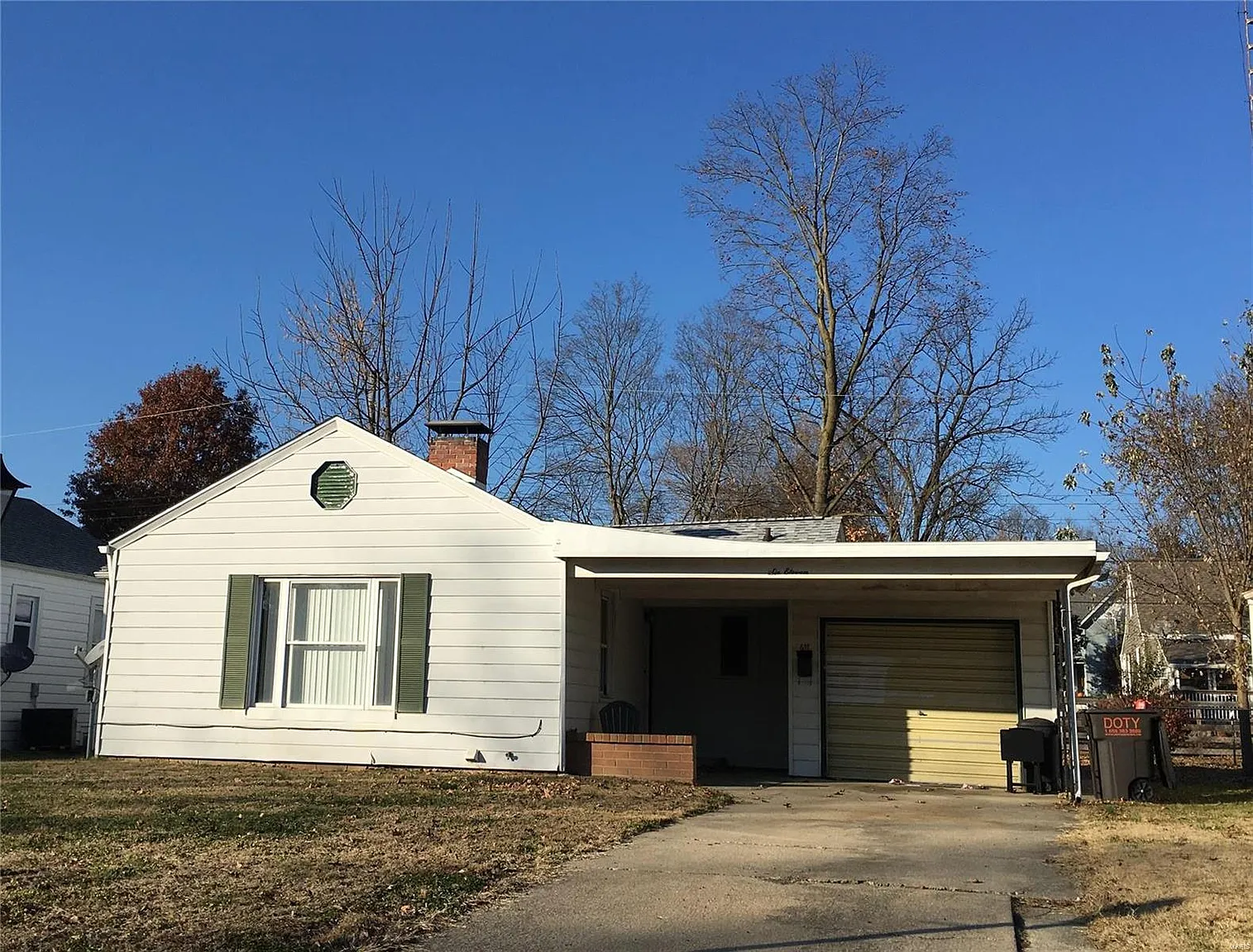 611 E Oak St photo 1