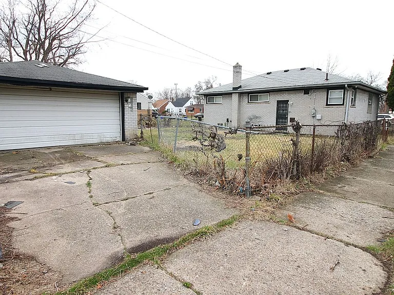 18112 Justine St — Photo 14