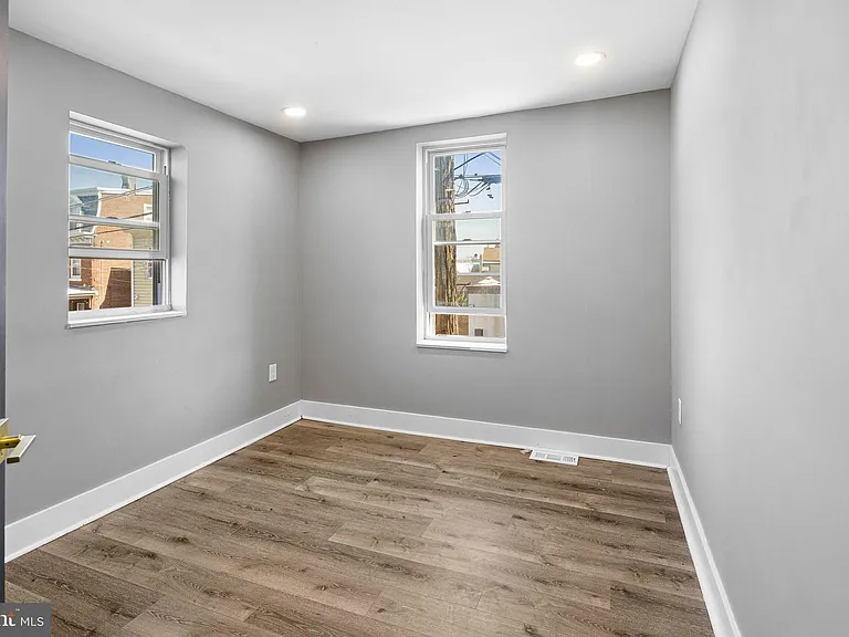 4626 E Thompson St — Photo 13