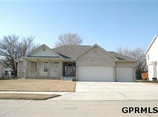 322 Castle Pne, Papillion, NE 68133