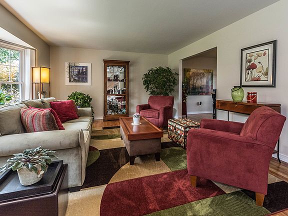 3rd image of 5572 Edinborough Dr