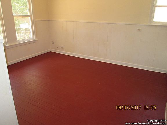 2nd image of 124 Arlington Ct