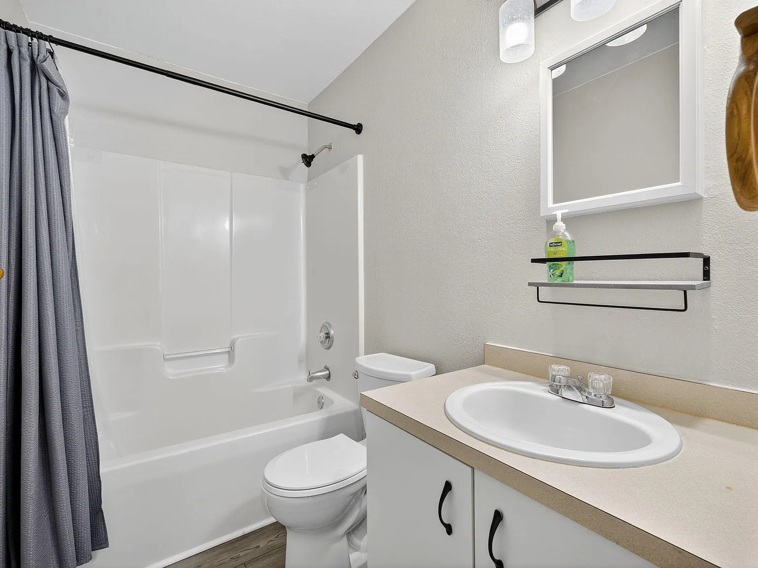 4 bed, 2.0 bath, 1389 sqft, $819 — Photo 2