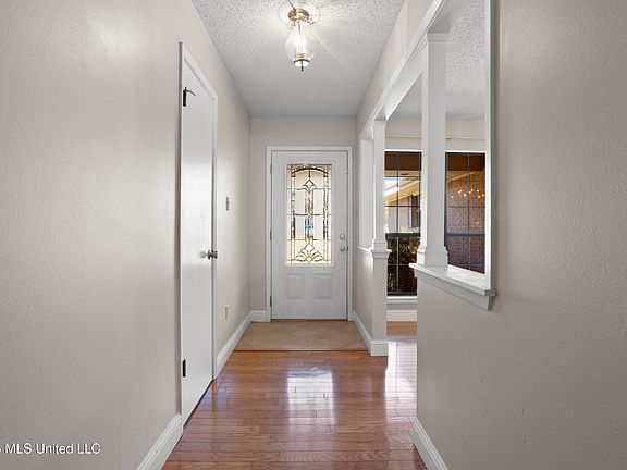 5th image of 1034 Conley Cir