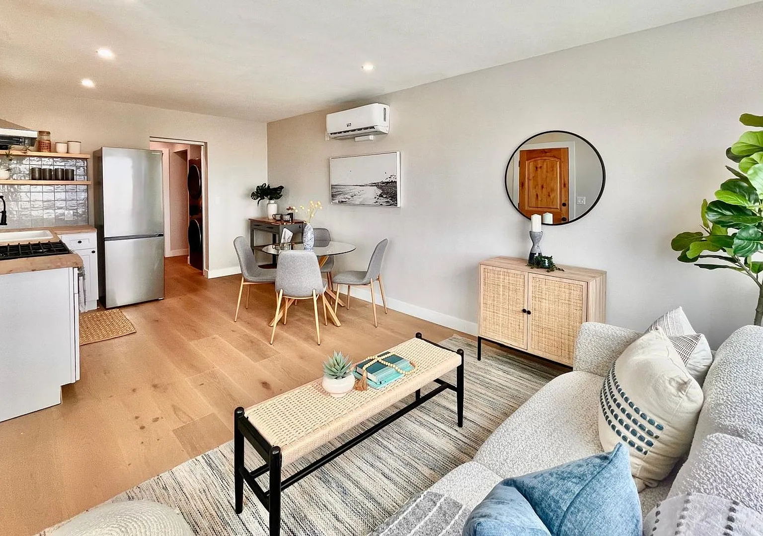 Incredible Beach Front Apartment In The Hear of Belmont Shore — Photo 3