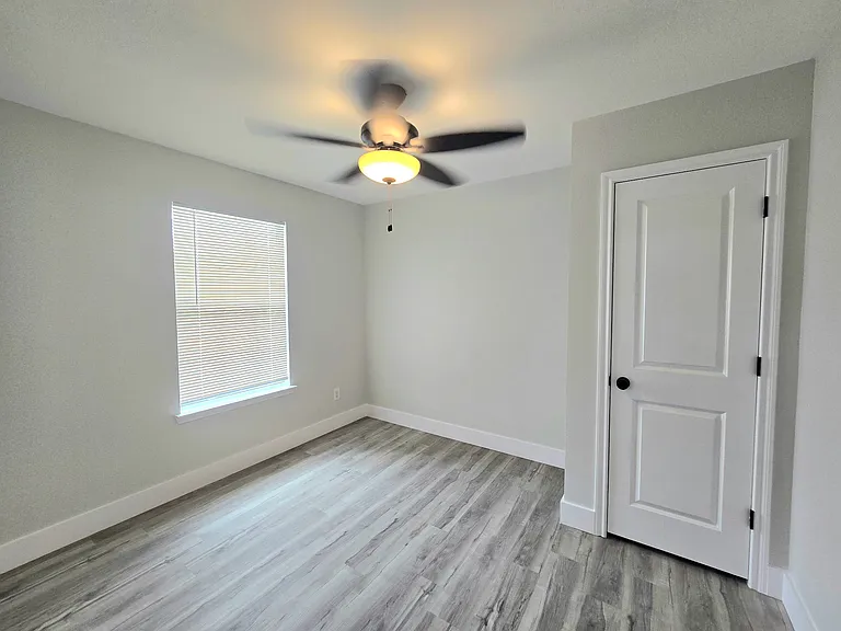 2467 Mallory Ln — Photo 4