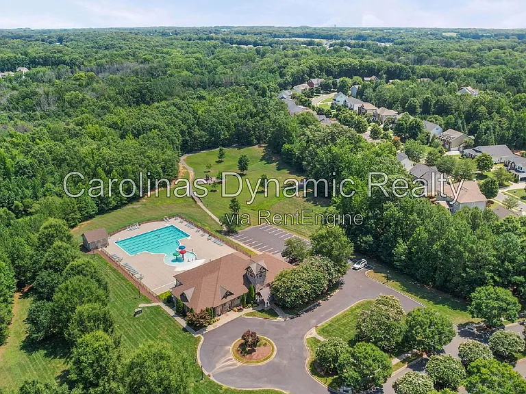 1912 Madeira Cir — Photo 35