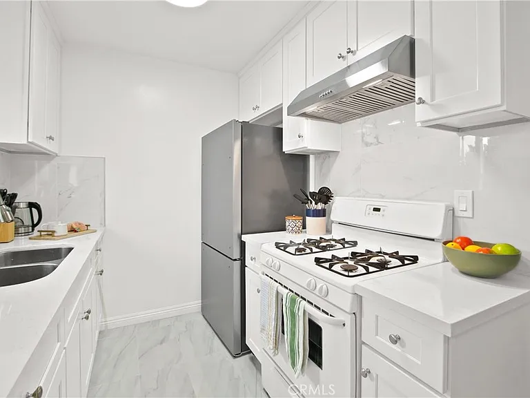 837 S Sierra Vista Ave #G — Photo 2
