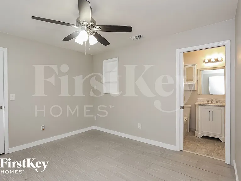 1047 Cove Landing Dr — Photo 11