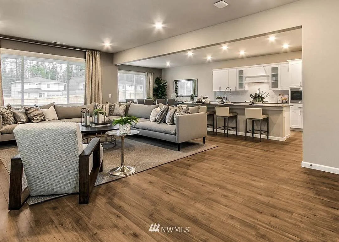 4 bed, 2.5 bath, 2501 sqft, $3,900 — Photo 3