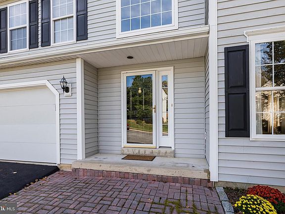 4th image of 423 Carpenters Cove Ln