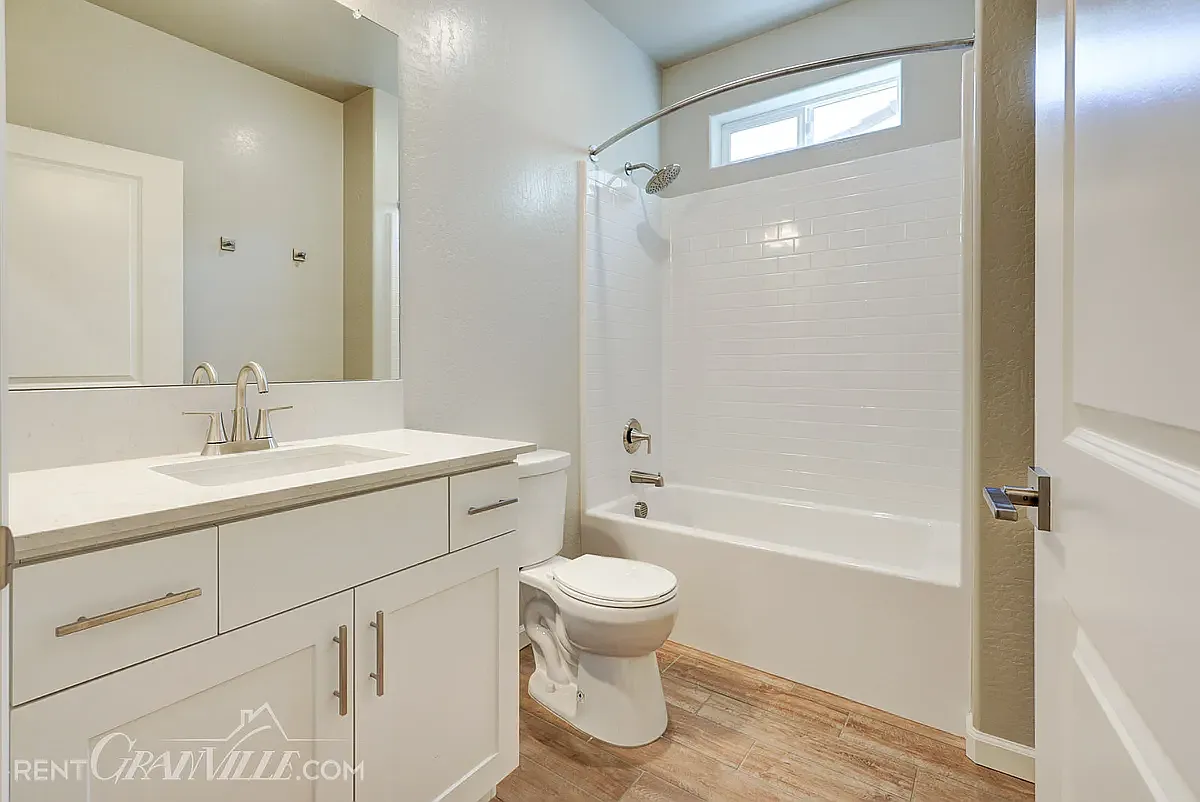 3 bed, 2007 sqft, $3,000 — Photo 4