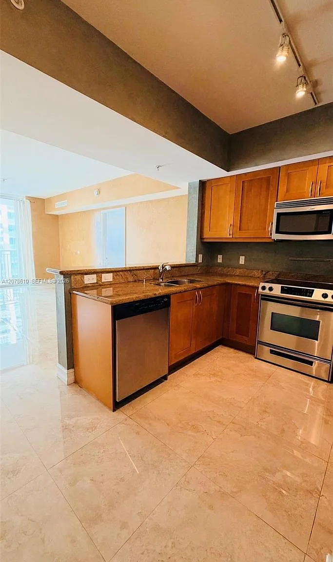 Duo Condominium East — Photo 3