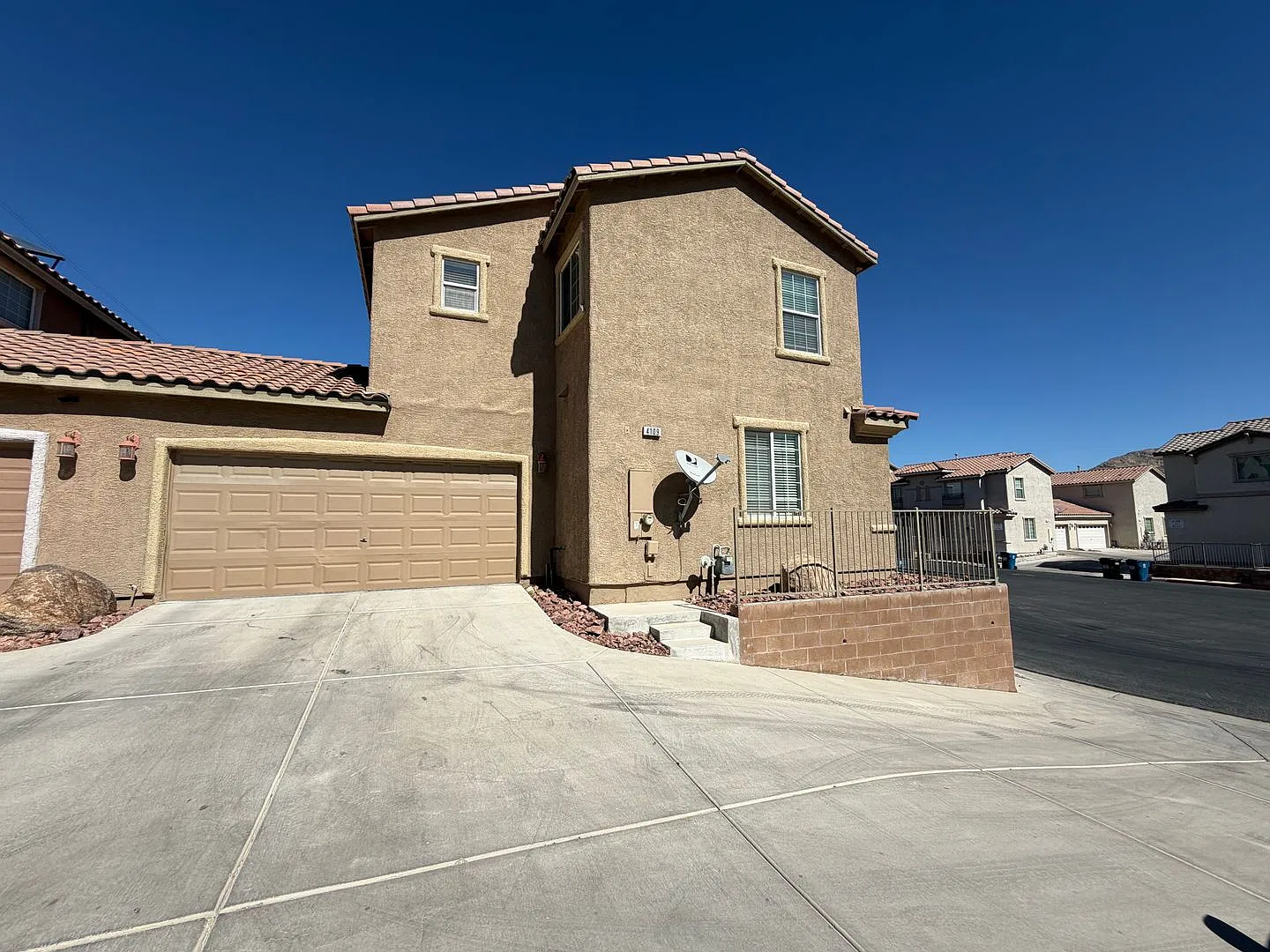 Loan Mountain 2 story — Photo 2