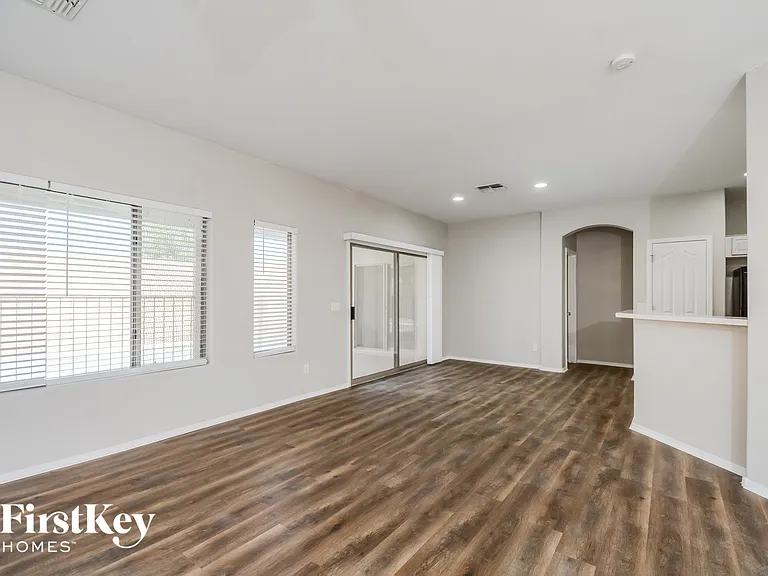 3606 N 129th Ave — Photo 4