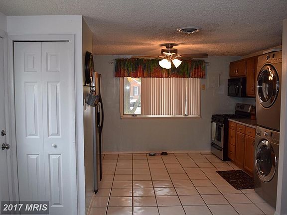 Huge kitchen w/ room for an island