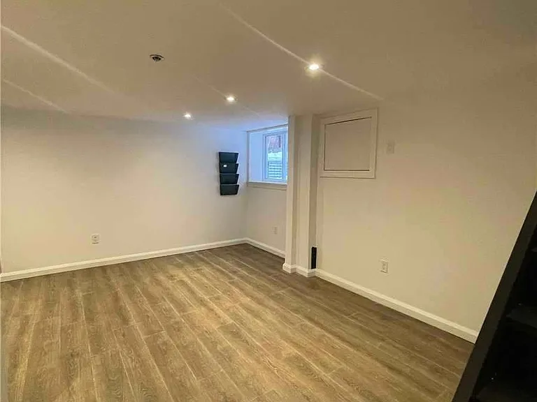 24 Strathgowan Ave #LOWER — Photo 5